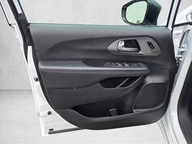 Used 2025 Chrysler Pacifica Select FWD image 12