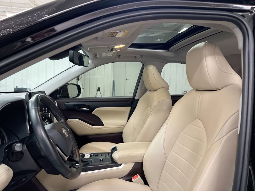 Used 2021 Toyota Highlander XLE image 20