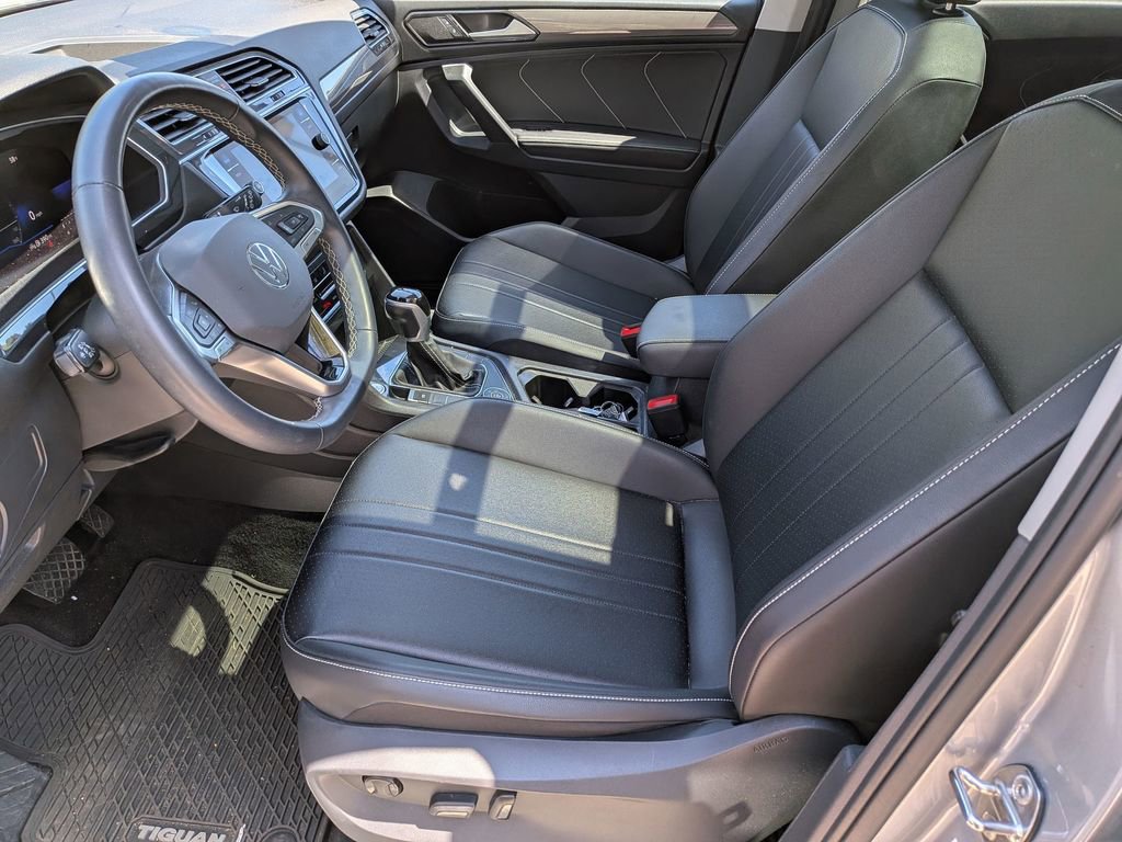 Used 2024 Volkswagen Tiguan SE w/ Panoramic Sunroof Package AWD/4WD image 12