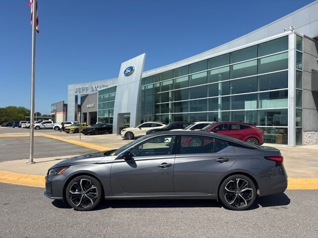 Used 2024 Nissan Altima 2.5 SR image 2
