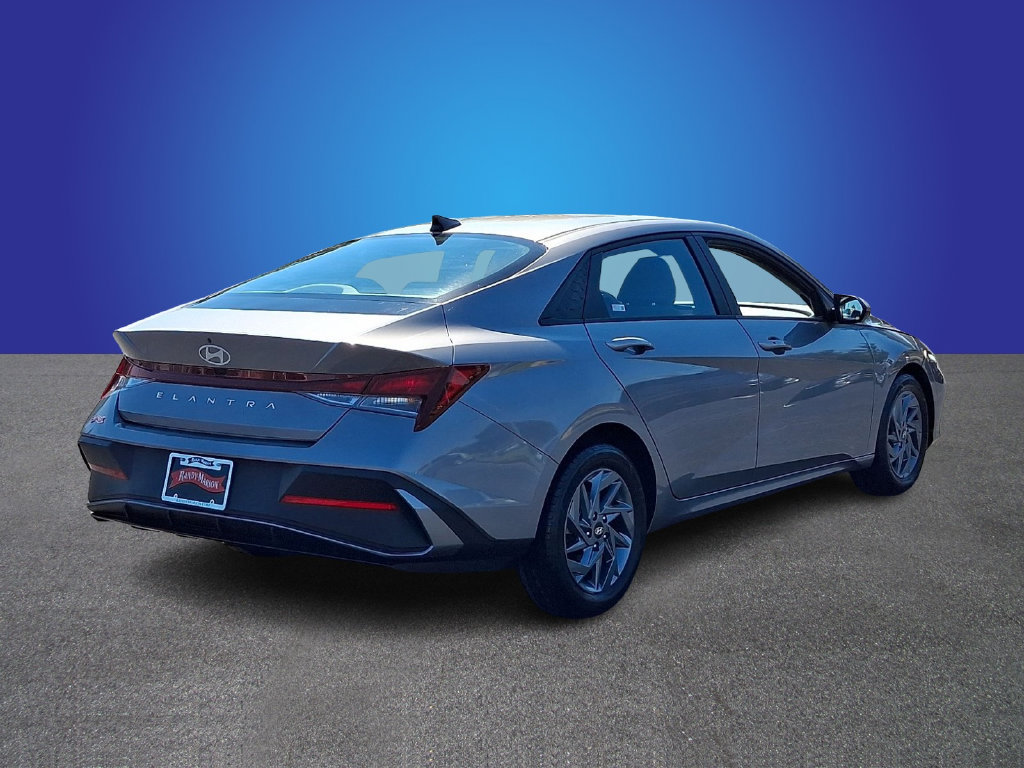 Used 2024 Hyundai Elantra SEL FWD image 4