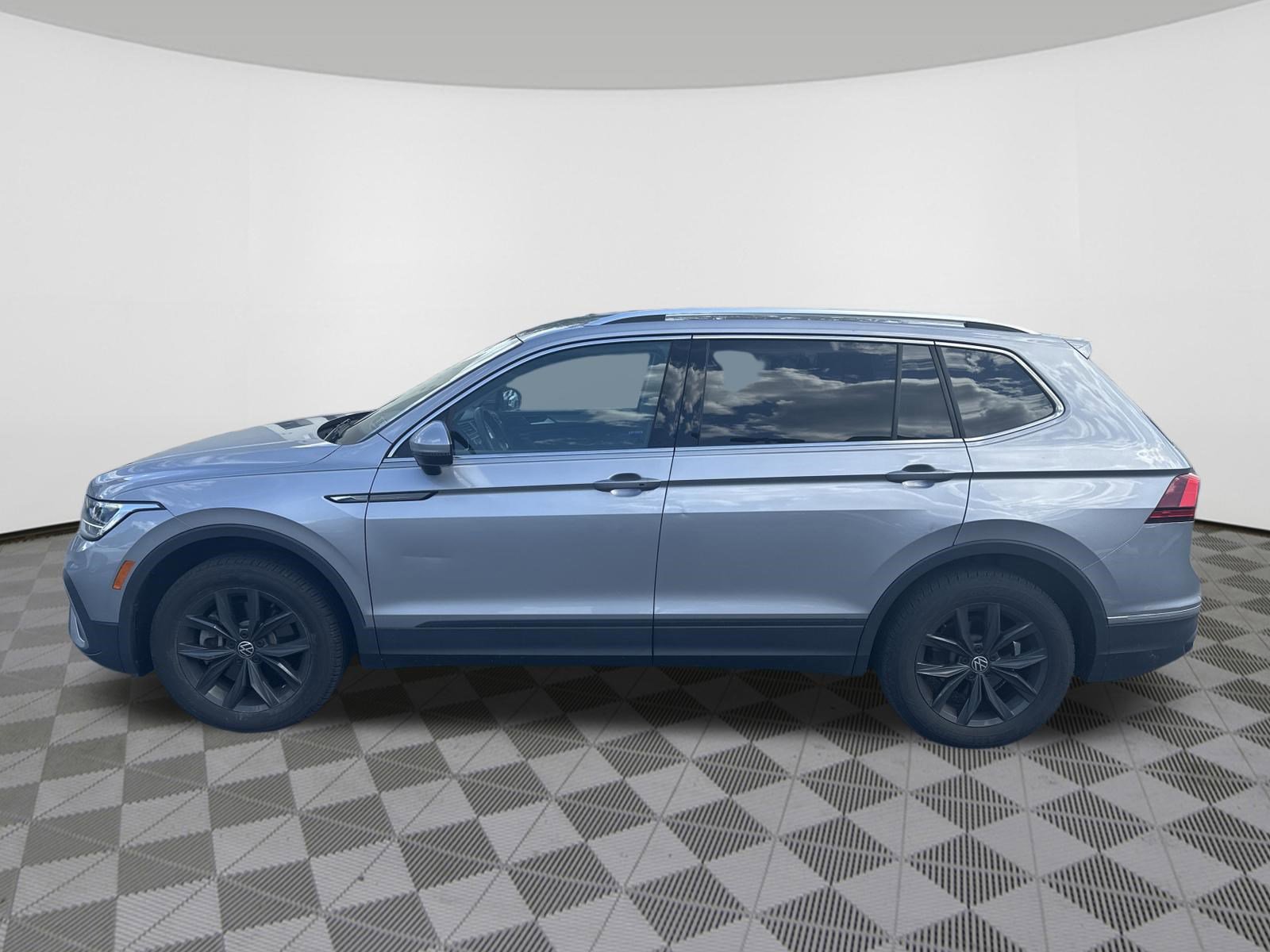 Used 2024 Volkswagen Tiguan SE FWD image 4