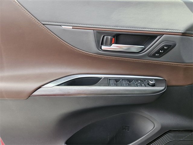 Used 2022 Toyota Venza XLE image 26