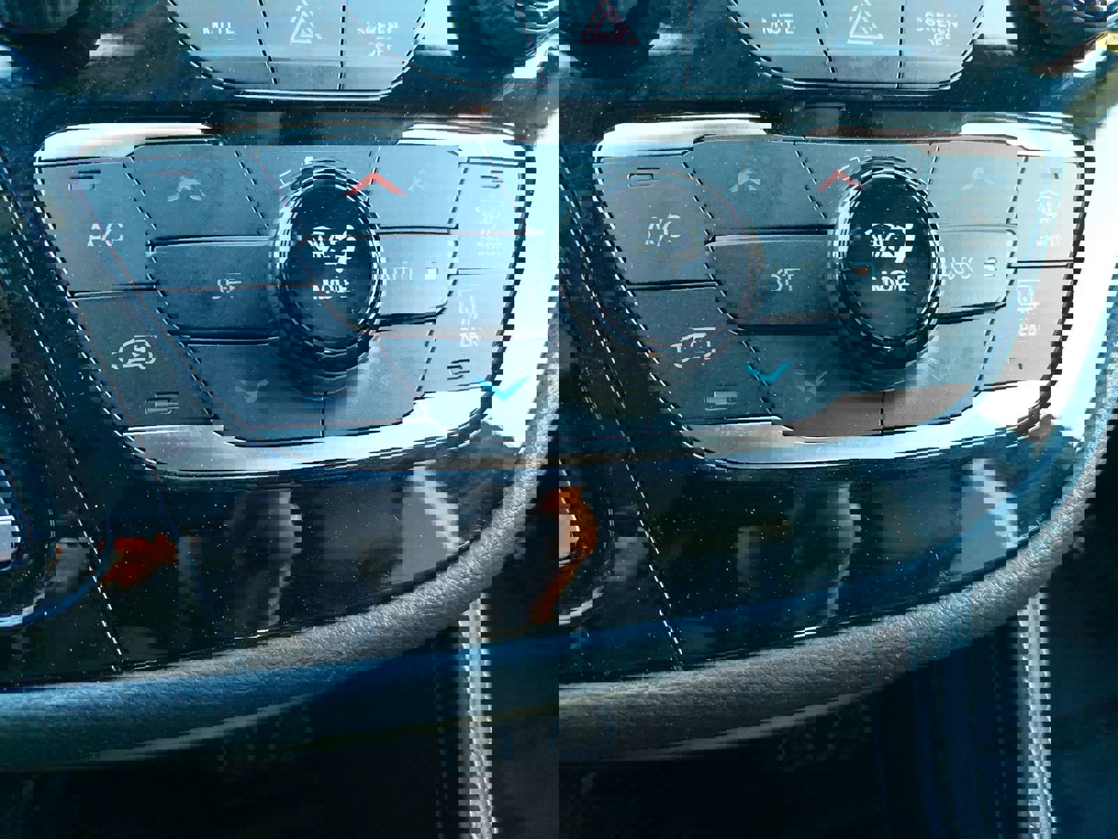 Used 2025 Chrysler Pacifica Limited image 21