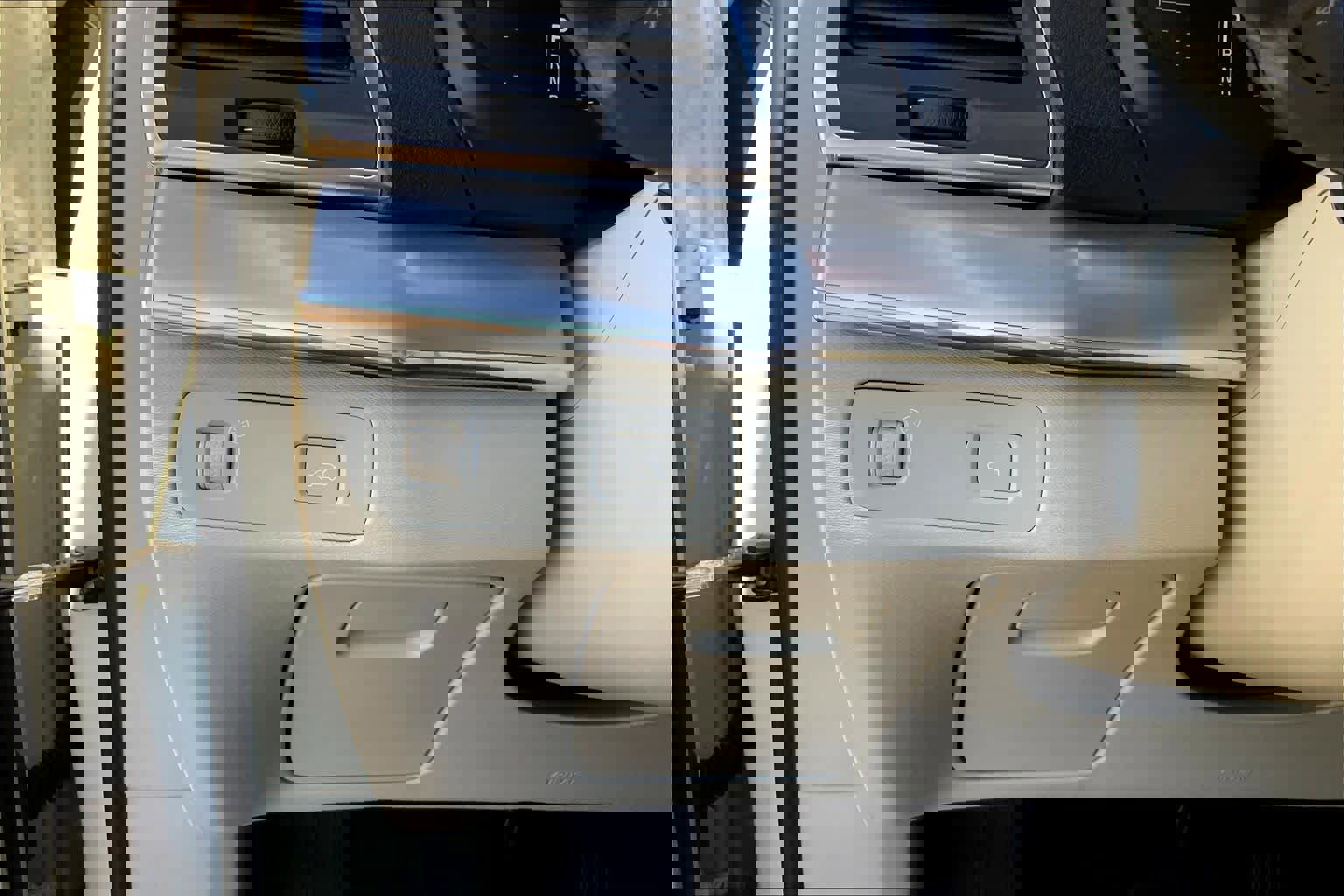 Used 2017 Volvo XC90 T5 Momentum w/ Vision Package image 33