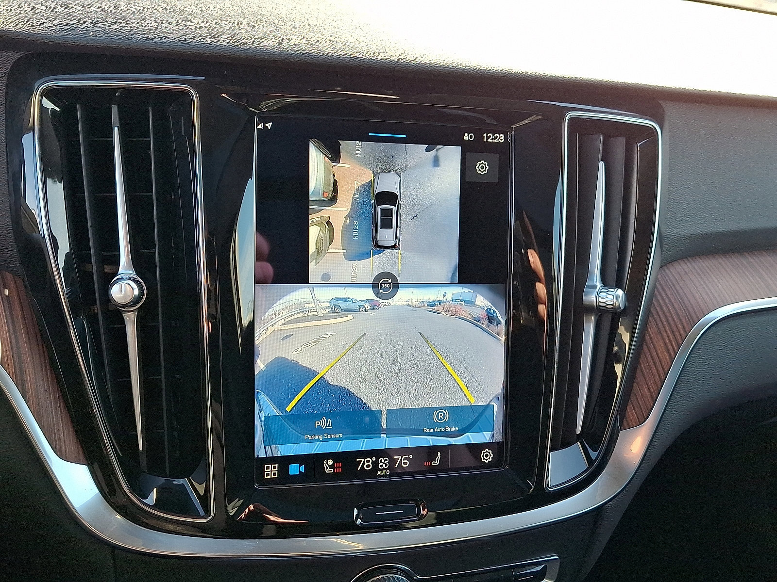 Used 2024 Volvo V60 B5 Cross Country Plus w/ Protection Package Premier image 19