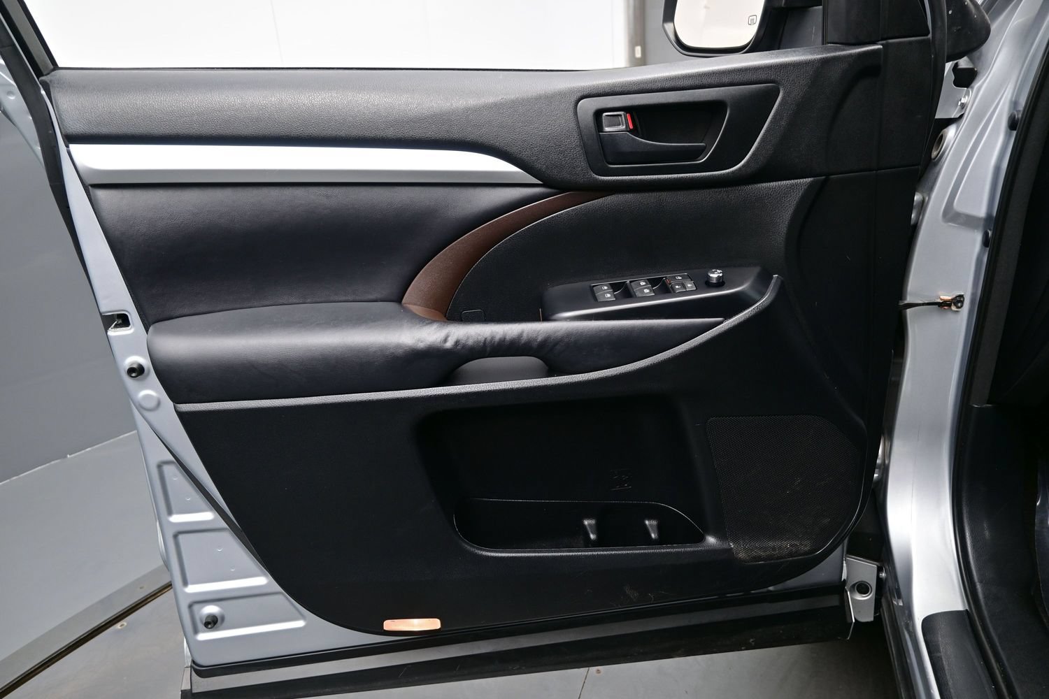 Used 2014 Toyota Highlander Plus FWD image 9