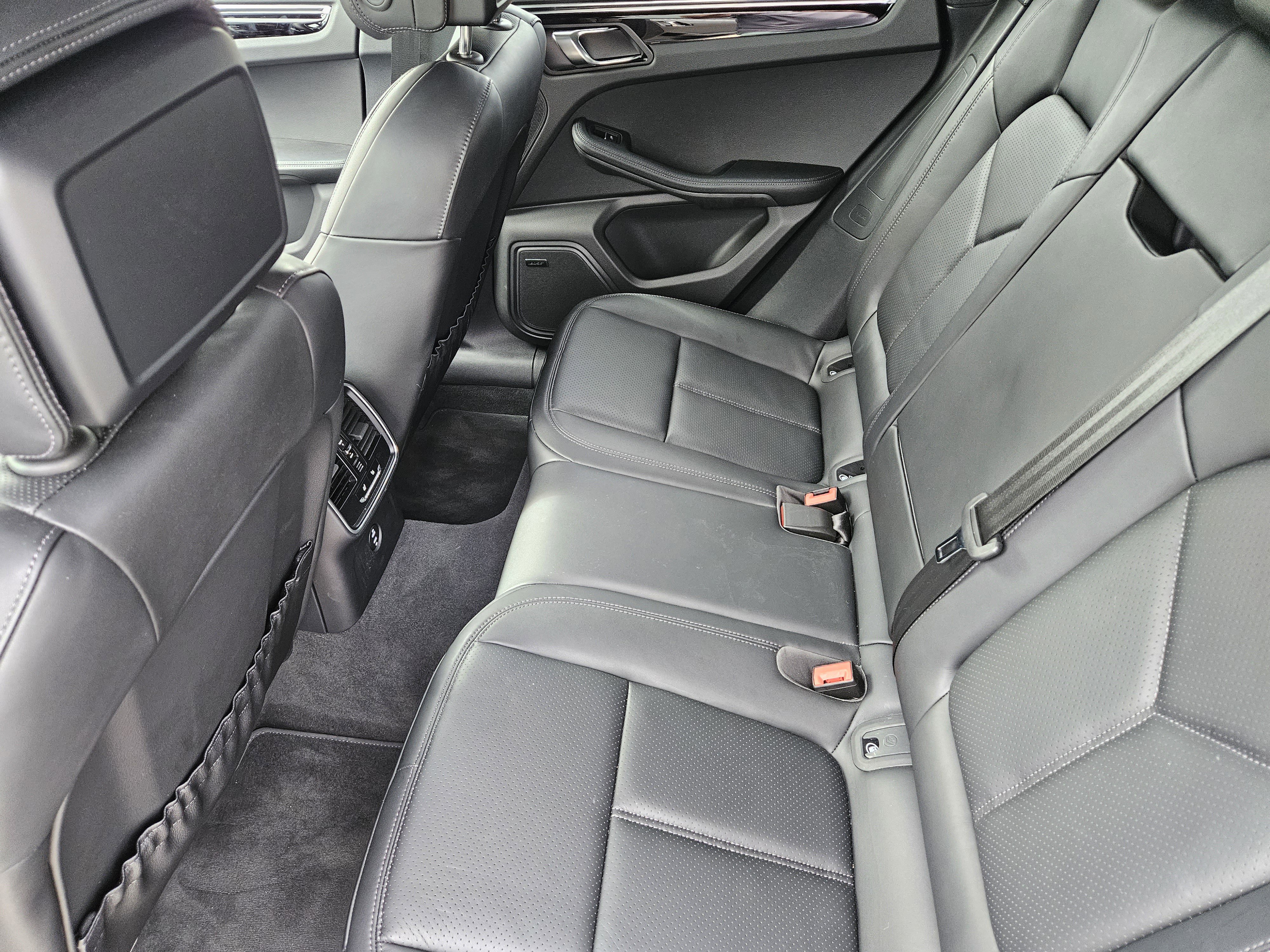 Certified 2025 Porsche Macan image 28