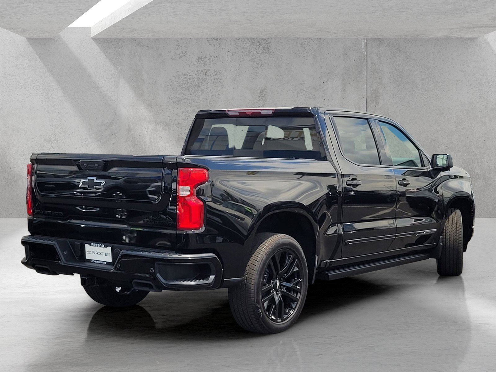 Used 2025 Chevrolet Silverado 1500 High Country w/ Midnight Edition AWD/4WD image 5