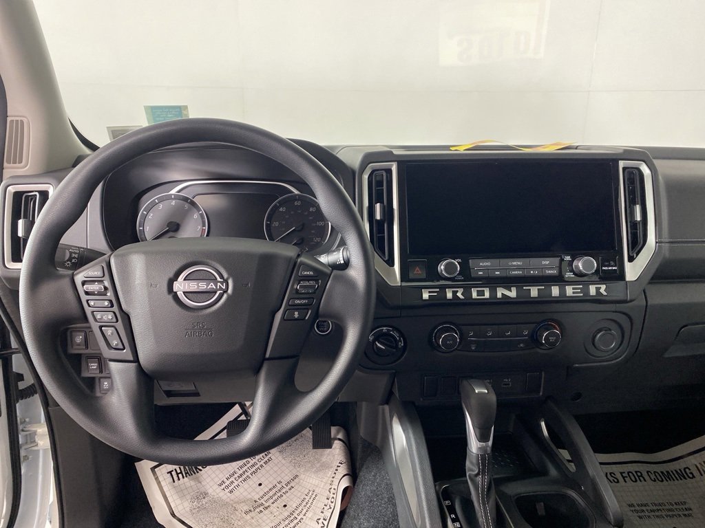 Used 2025 Nissan Frontier SV image 2