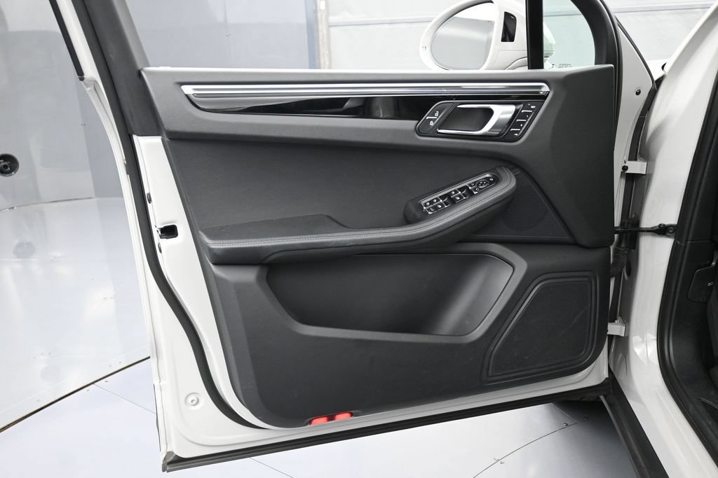 Certified 2023 Porsche Macan Turbo AWD/4WD image 15