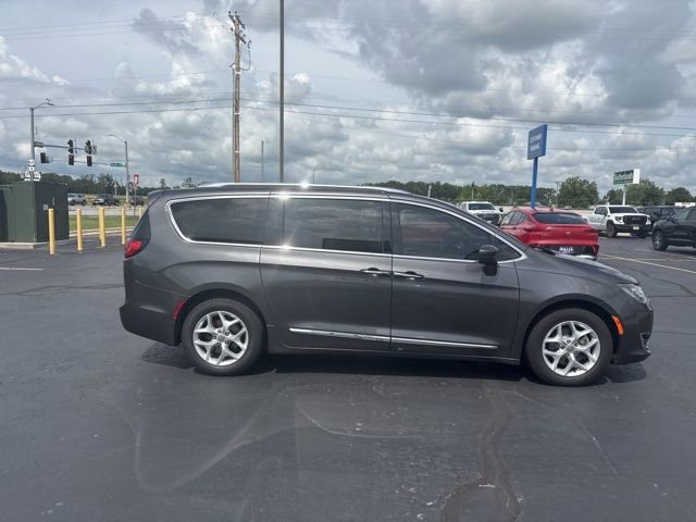 Used 2017 Chrysler Pacifica Touring-L Plus w/ Tire & Wheel Group FWD image 9