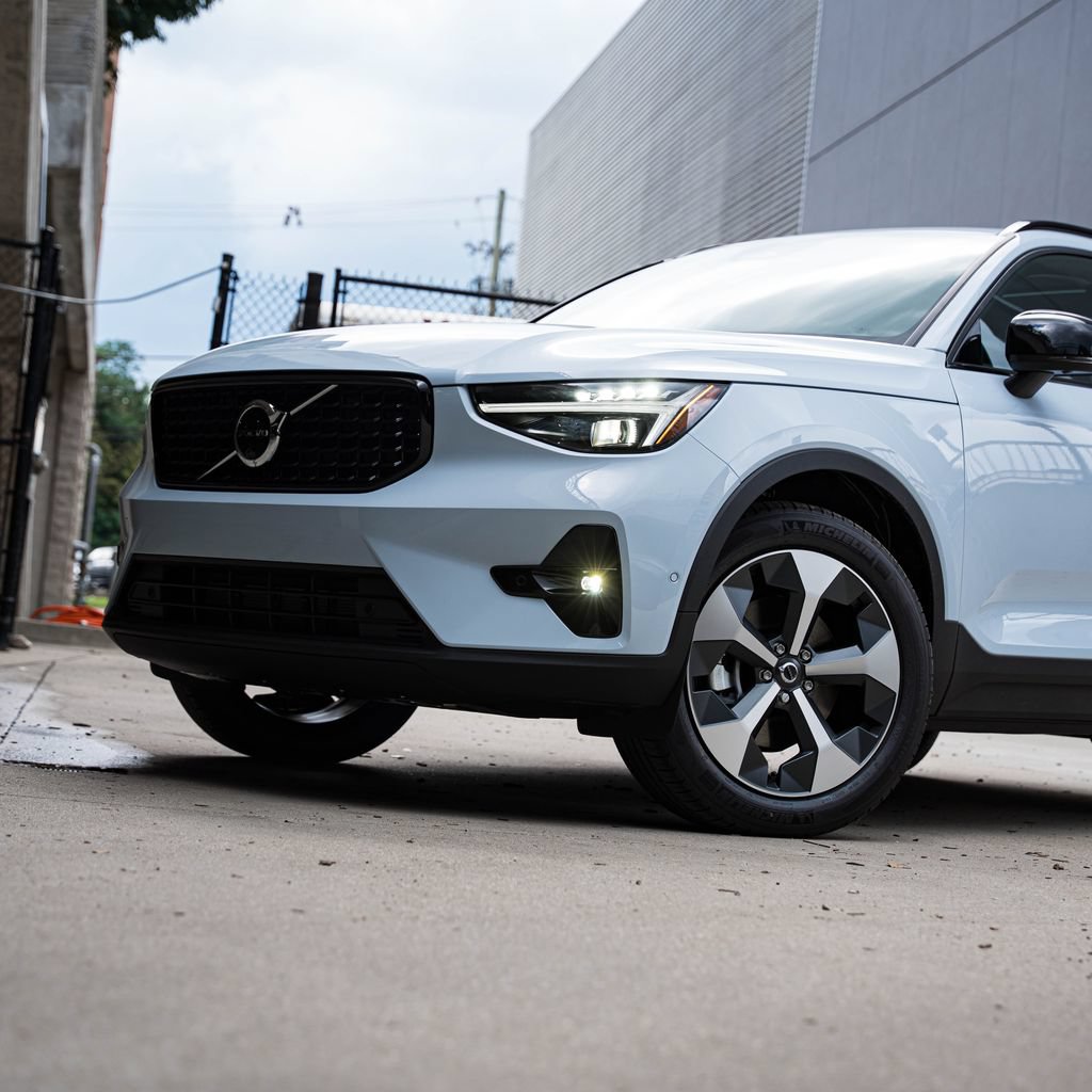 New 2026 Volvo XC40 B5 Plus w/ Protection Package Premier AWD/4WD image 2