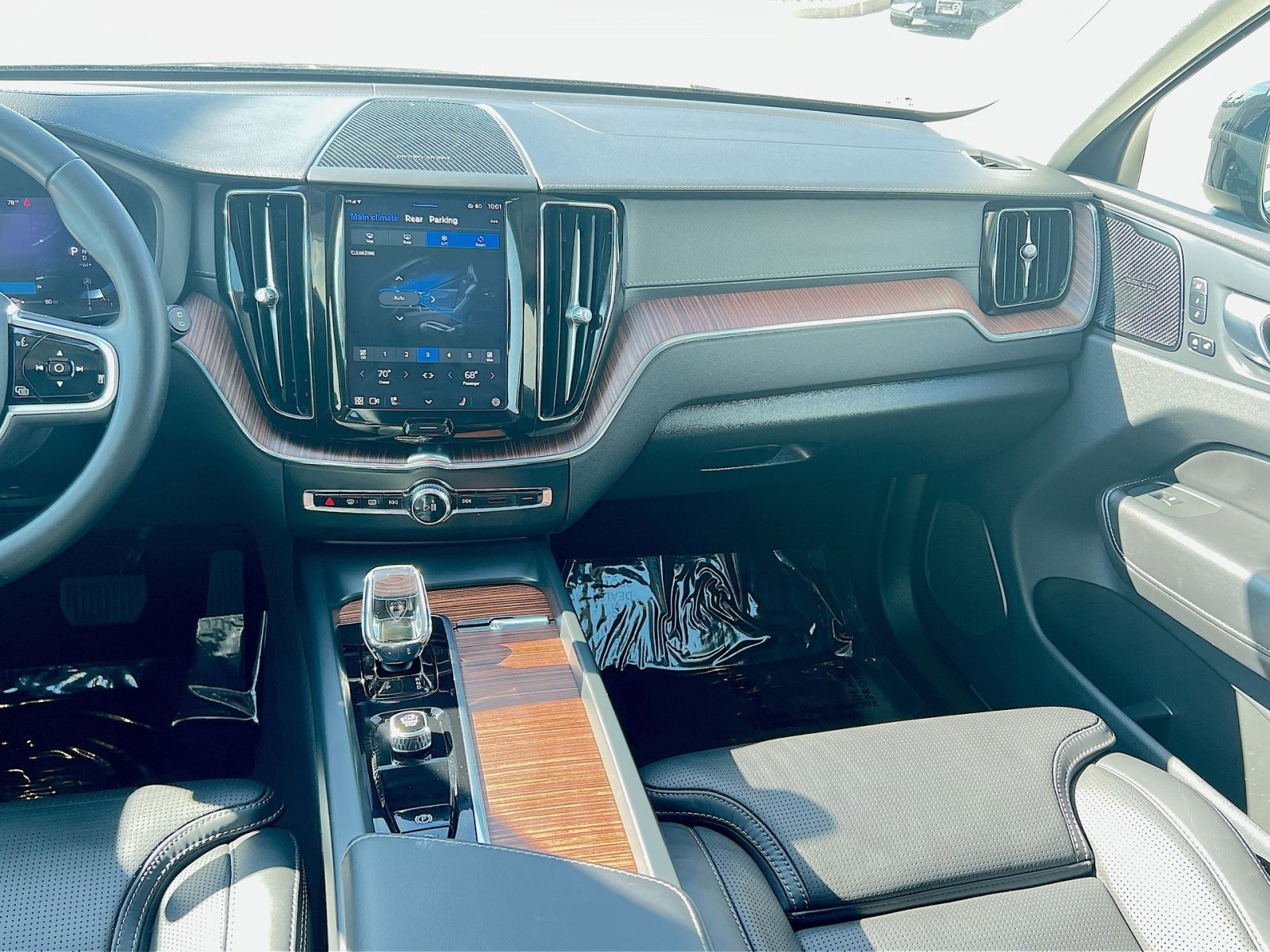 Certified 2023 Volvo XC60 B6 Ultimate w/ Climate Package image 23