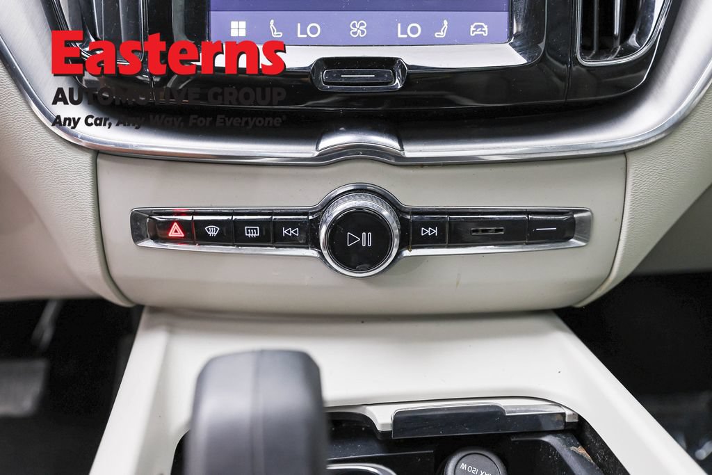 Used 2022 Volvo XC60 B5 Momentum AWD/4WD image 21