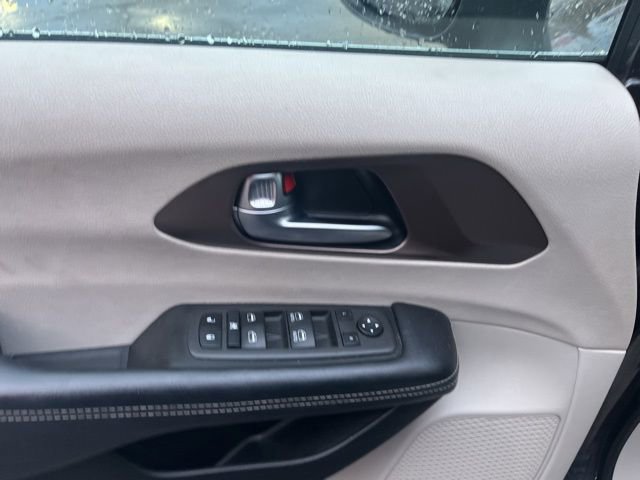 Used 2022 Chrysler Voyager LX image 19