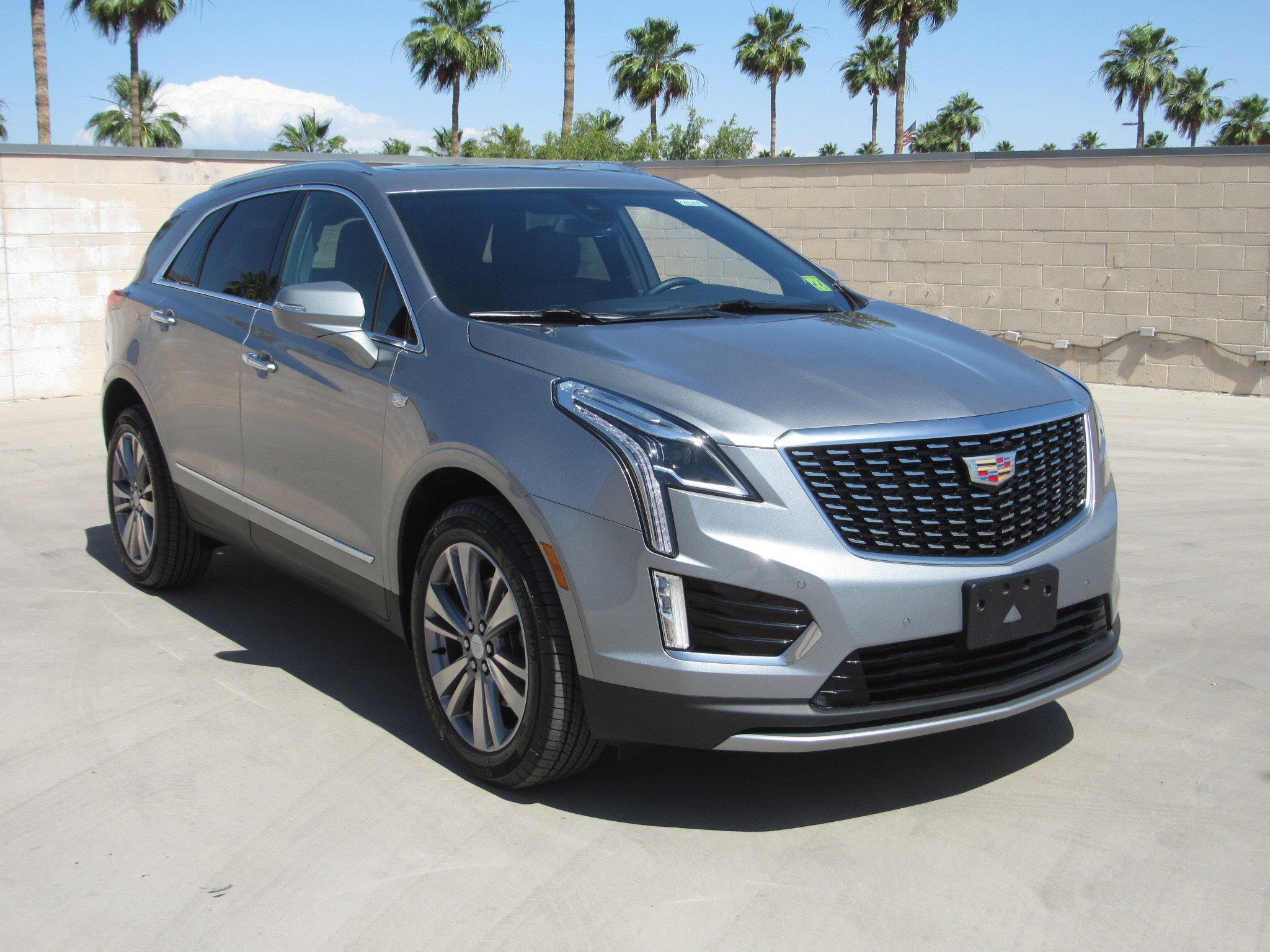 Used 2025 Cadillac XT5 Premium Luxury FWD image 2