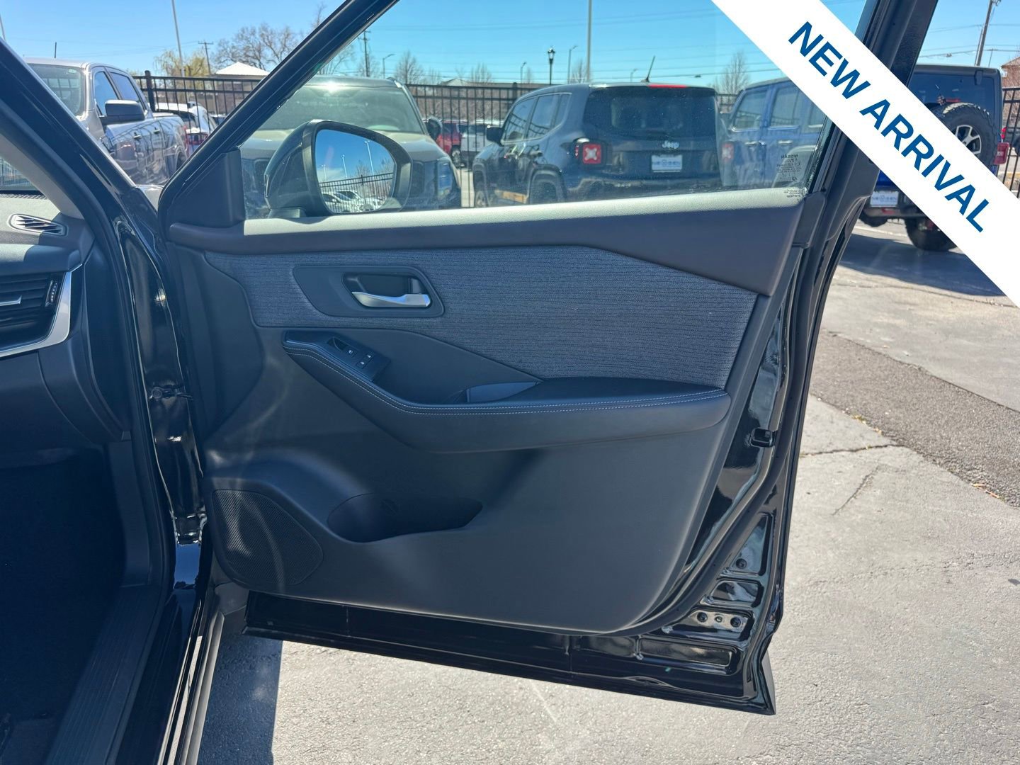 Used 2022 Nissan Rogue SV image 10