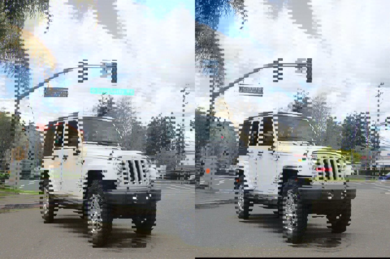 Used 2018 Jeep Wrangler Unlimited Sahara w/ Connectivity Group image 2