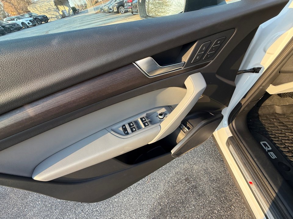 Used 2024 Audi Q5 e Premium w/ Convenience Package image 32