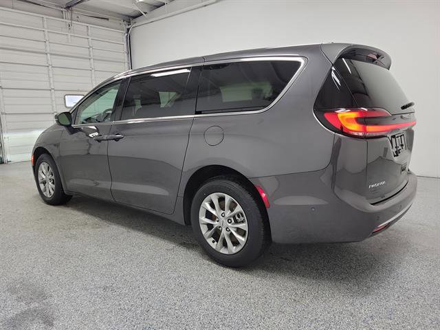 Used 2023 Chrysler Pacifica Touring-L image 4