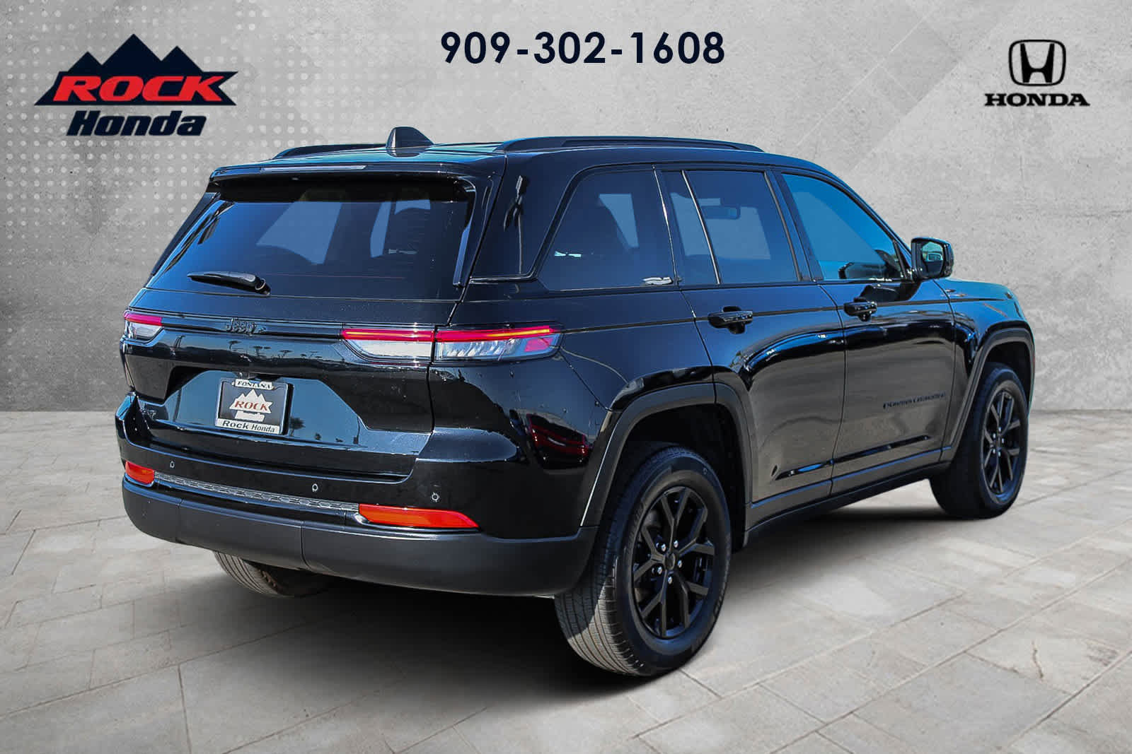Used 2024 Jeep Grand Cherokee Altitude AWD/4WD image 4