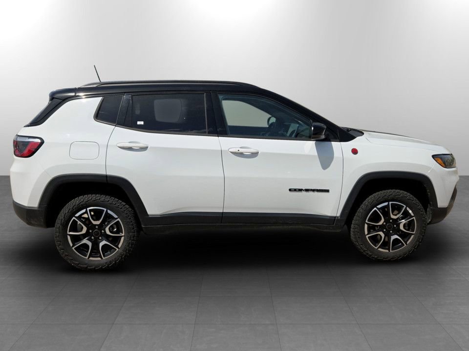 Used 2025 Jeep Compass Trailhawk AWD/4WD image 5