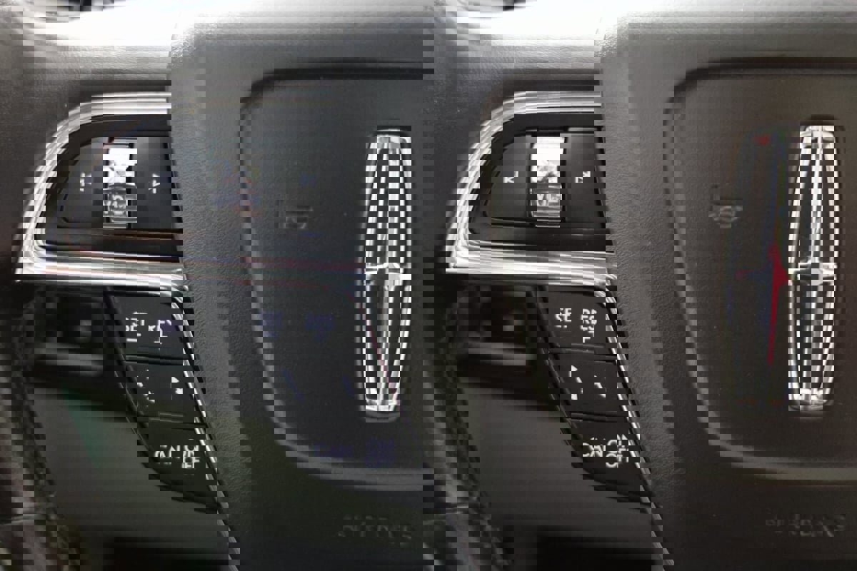 Used 2020 Lincoln Navigator L Black Label w/ Cargo Convenience Package image 29