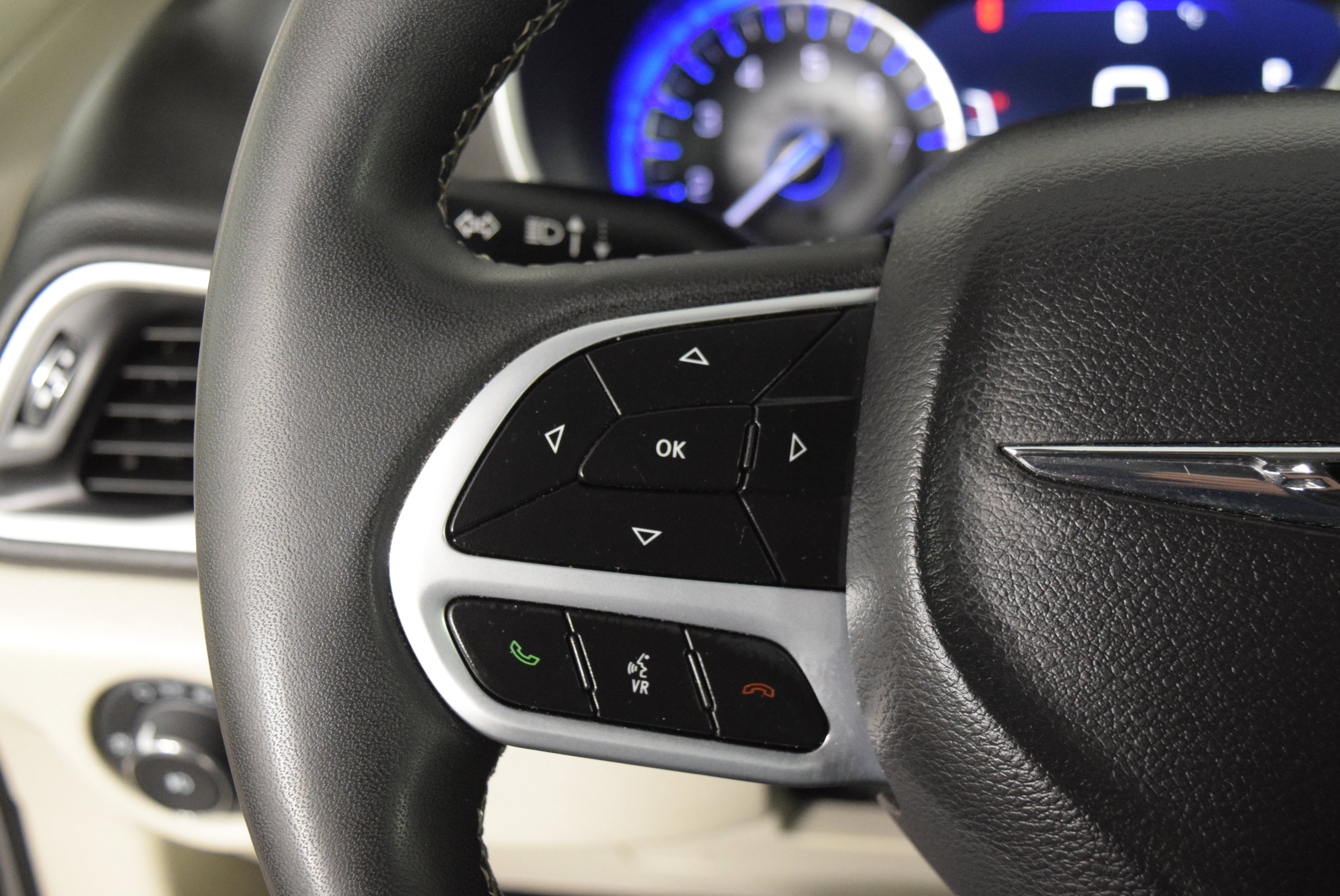 Used 2024 Chrysler Pacifica Touring-L image 15