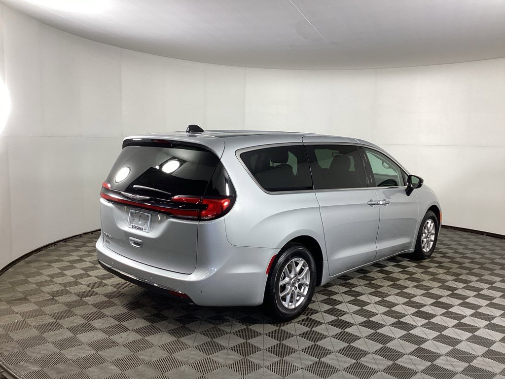 Used 2024 Chrysler Pacifica Touring-L image 2