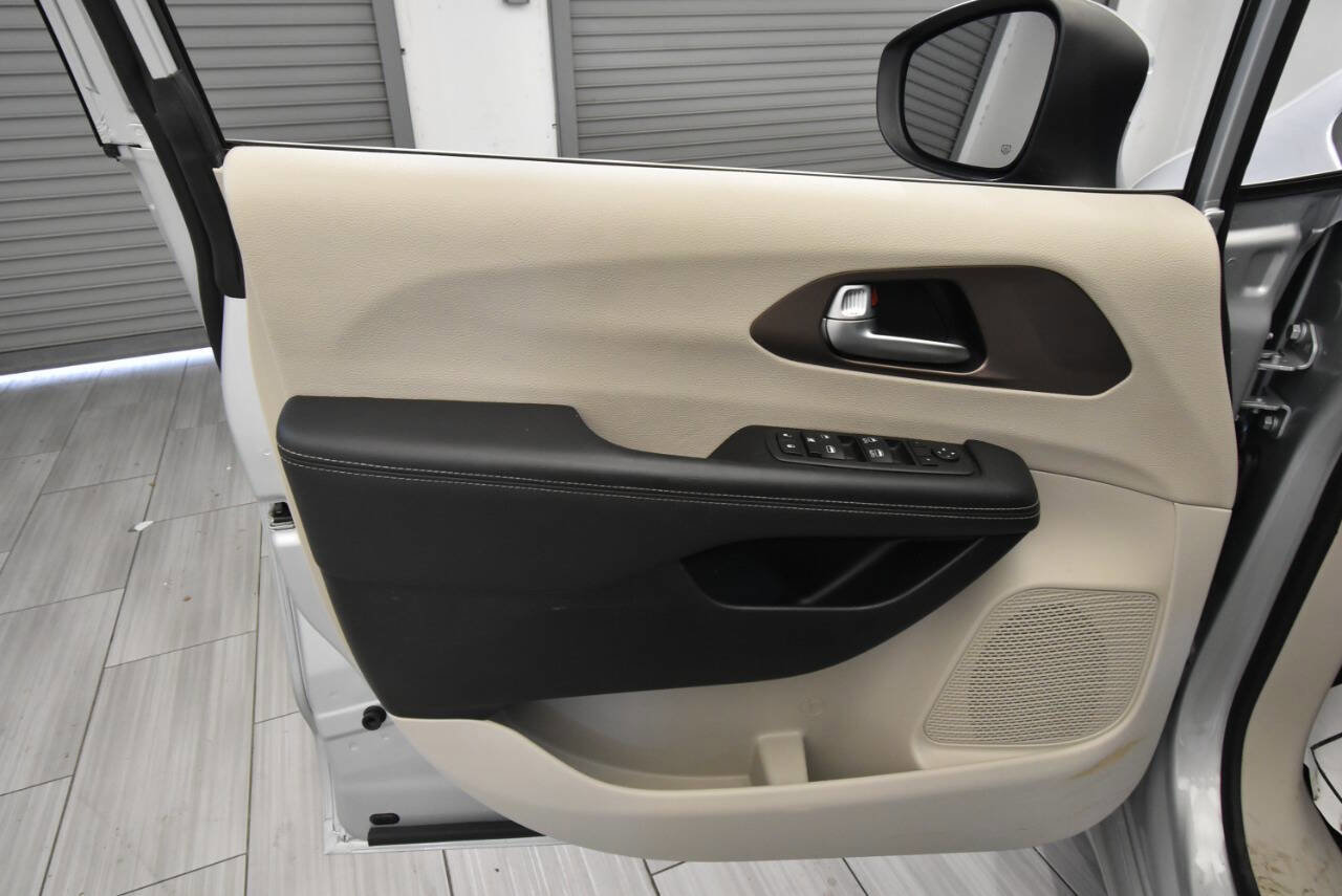 Used 2023 Chrysler Voyager LX FWD image 12