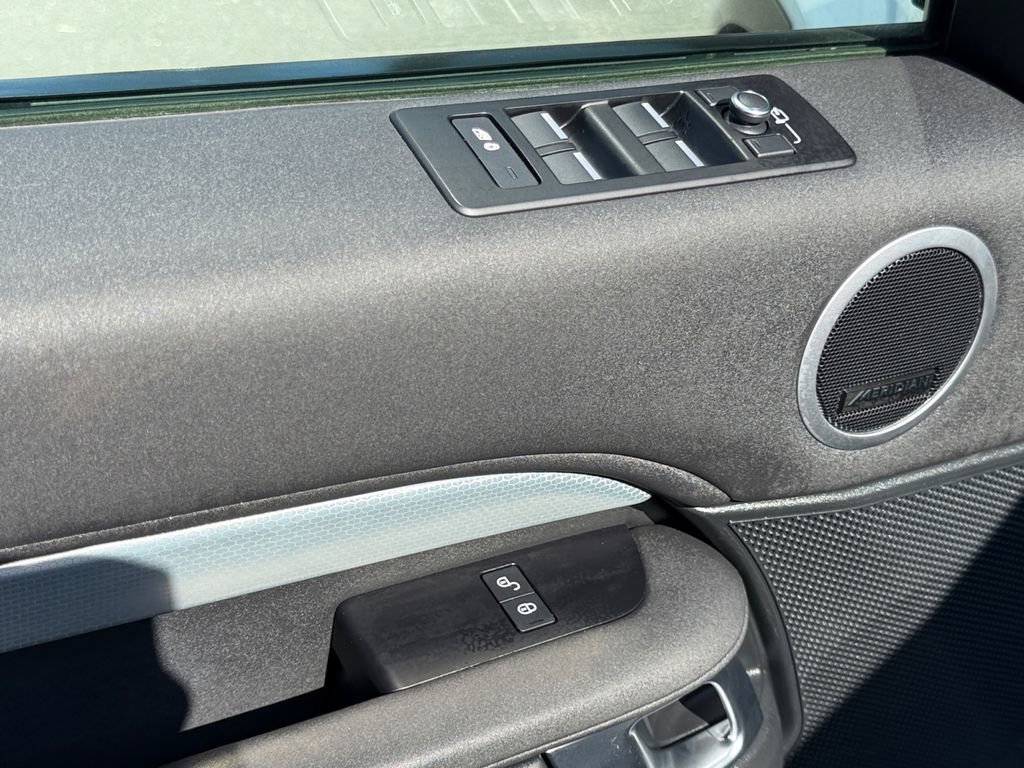 Used 2020 Land Rover Discovery Landmark image 11