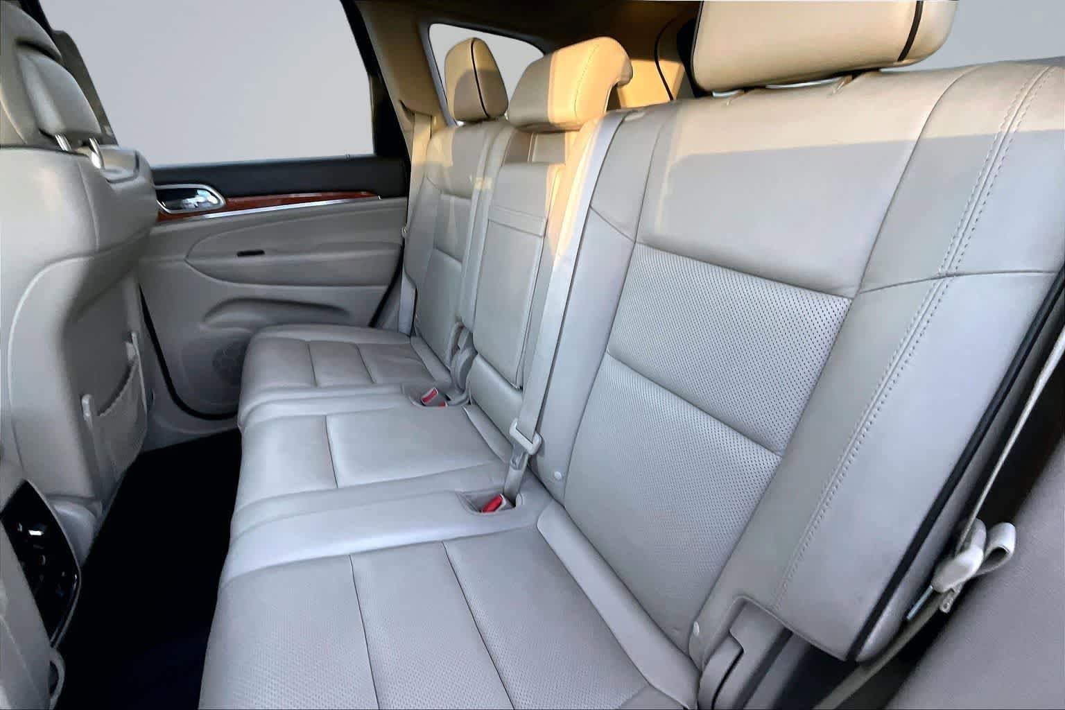 Used 2013 Jeep Grand Cherokee Overland w/ Advance Technology Group AWD/4WD image 13