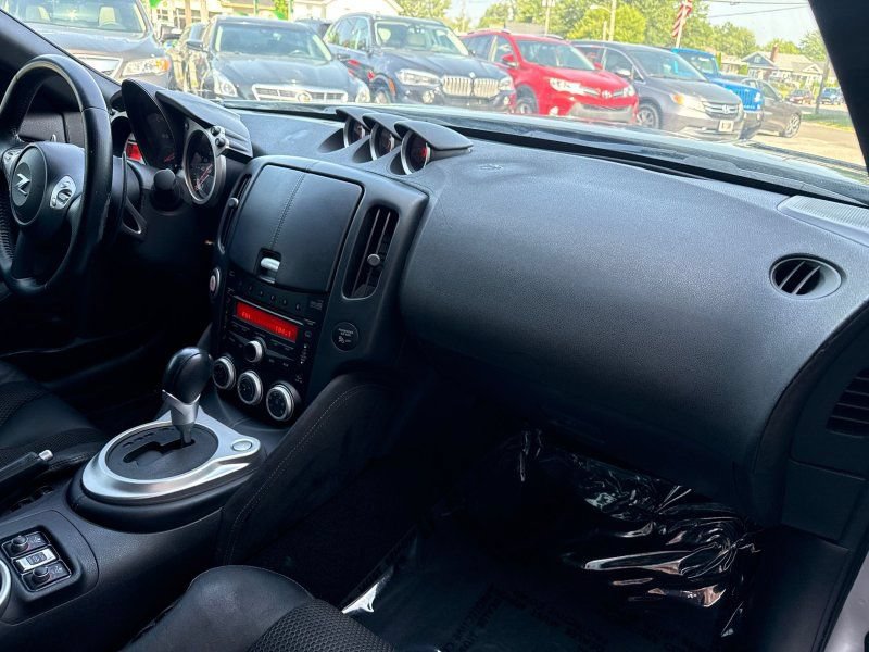 Used 2010 Nissan 370Z Touring RWD image 16