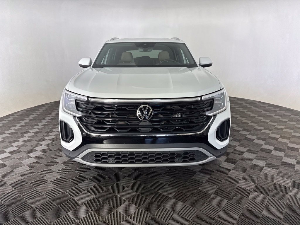Used 2025 Volkswagen Atlas Cross Sport SE AWD/4WD image 2