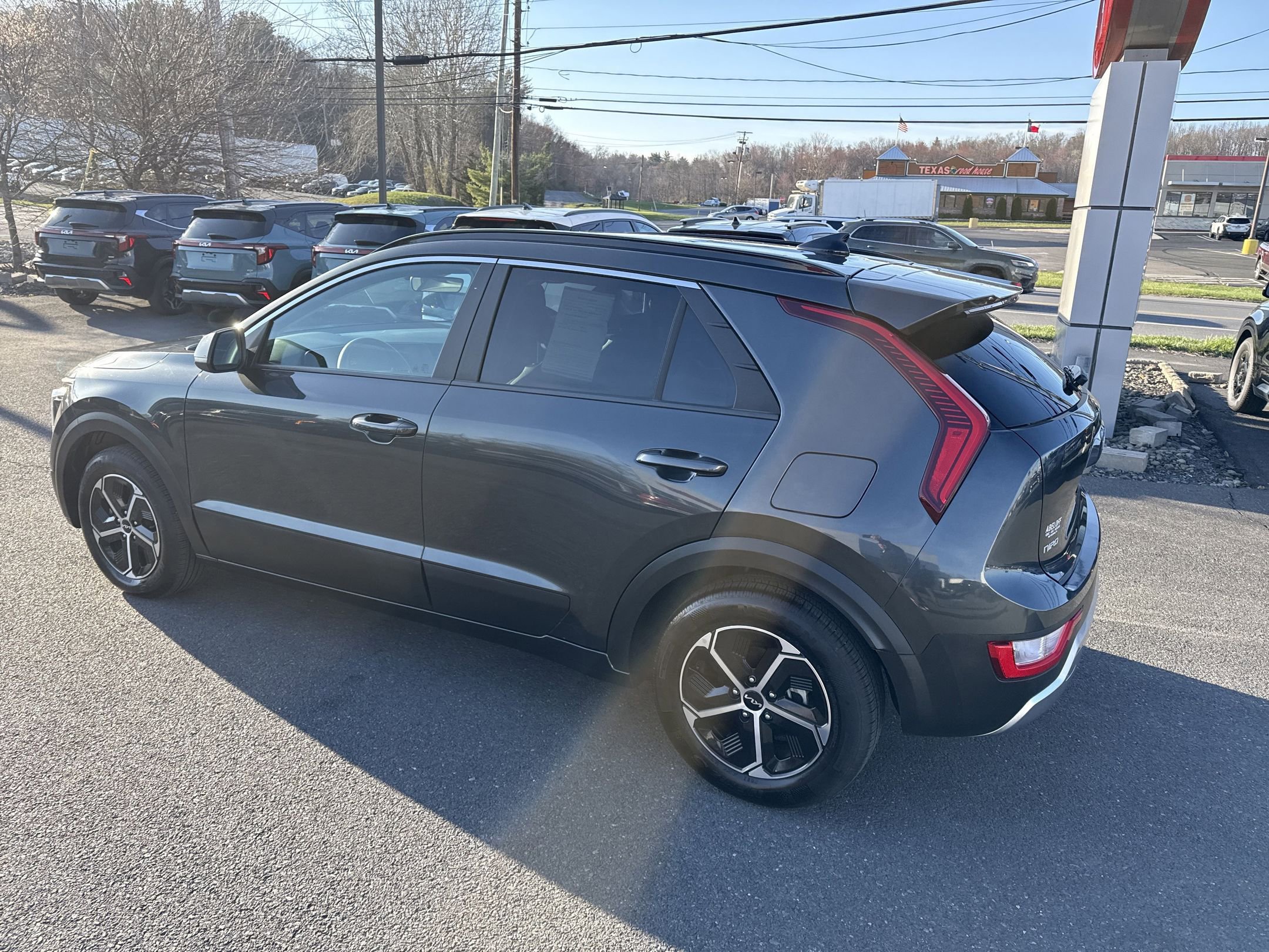 Used 2024 Kia Niro LX image 4