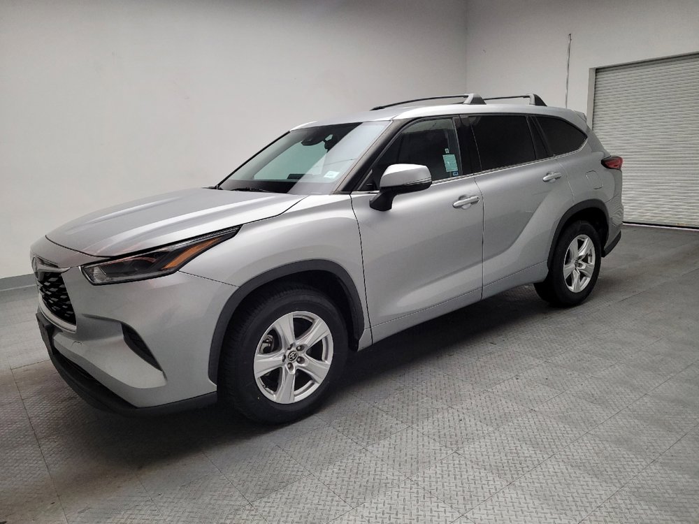 Used 2021 Toyota Highlander L FWD image 2