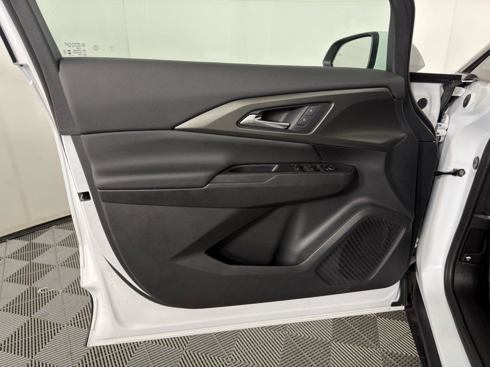 Certified 2025 Chevrolet Equinox EV LT FWD image 8