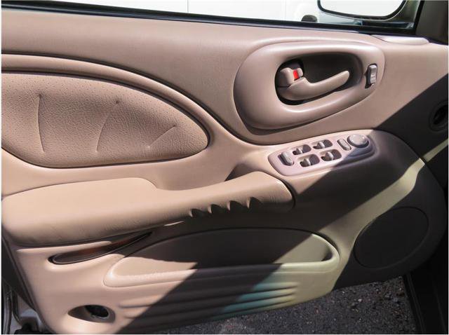 Used 2000 Pontiac Bonneville SE w/ Opt Pkg image 12