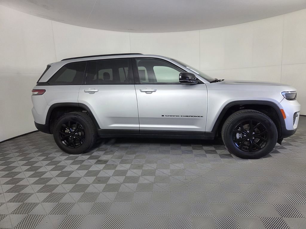 Certified 2024 Jeep Grand Cherokee Altitude image 4