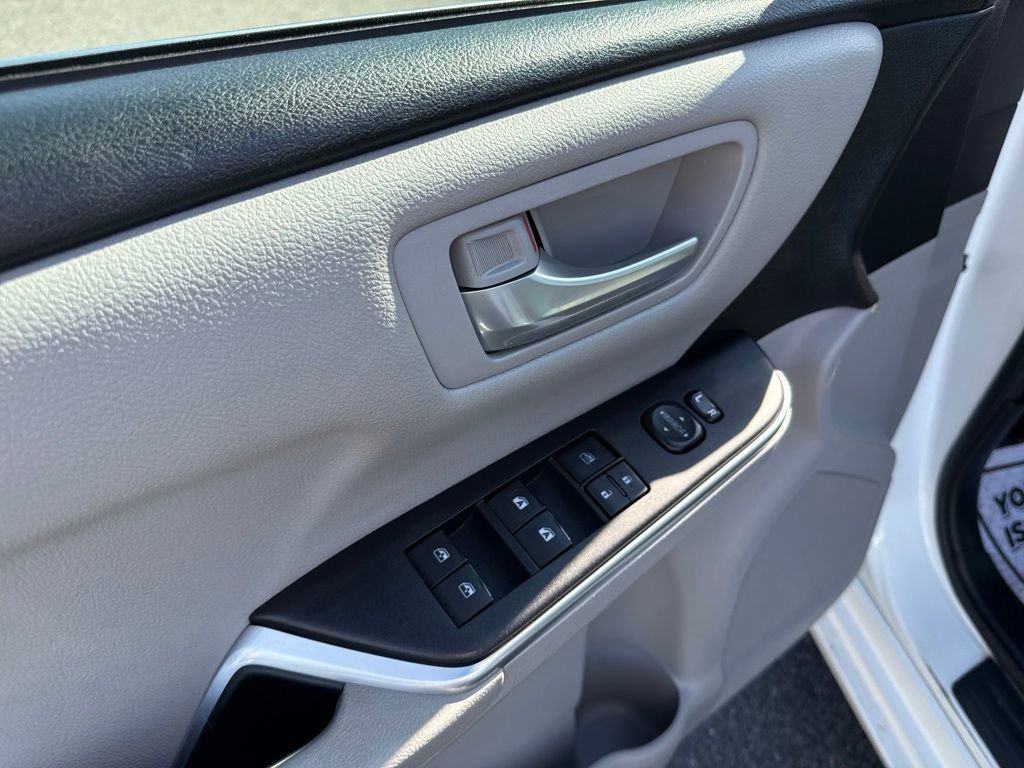 Used 2017 Toyota Camry SE image 16