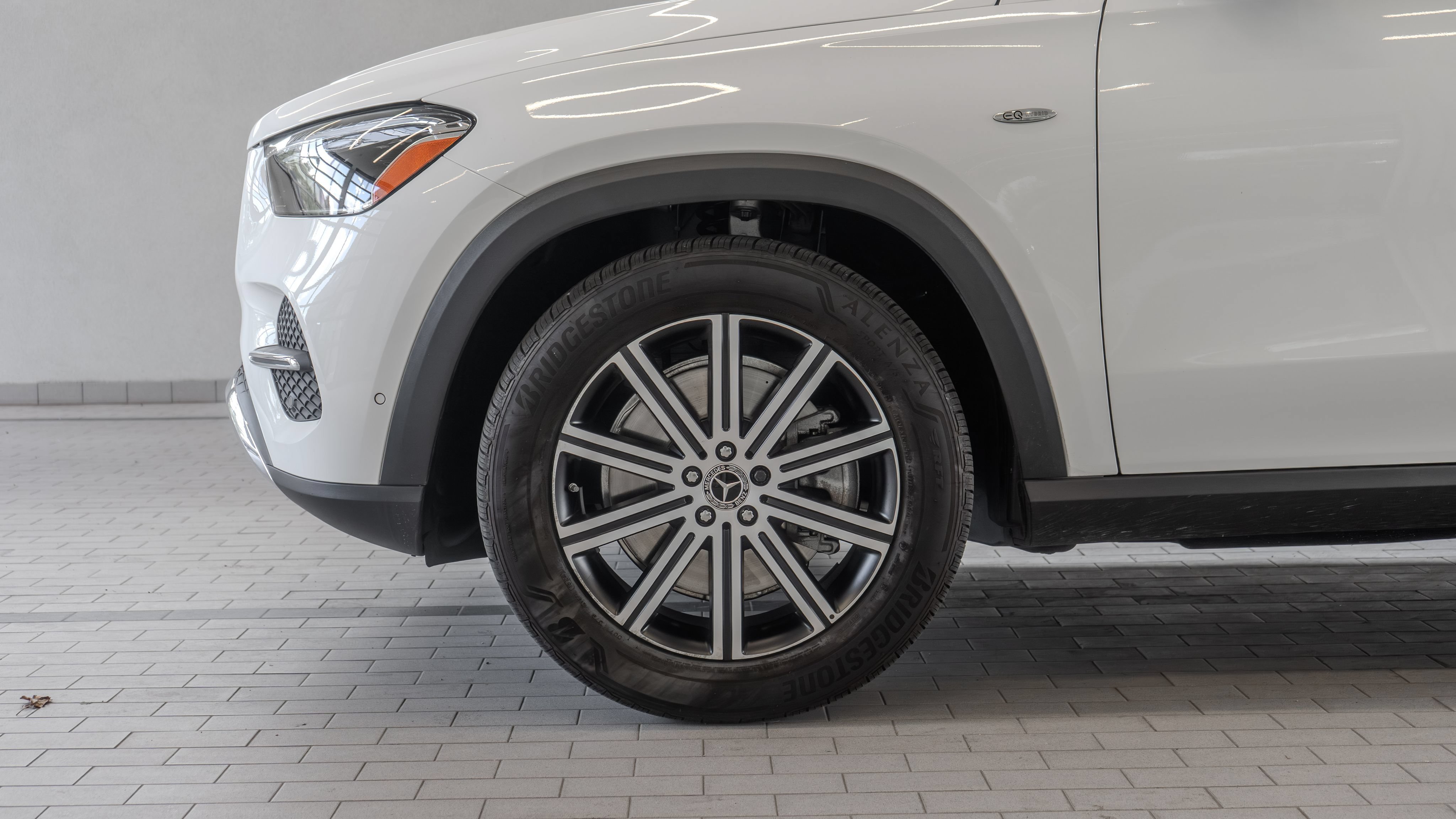 Certified 2025 Mercedes-Benz GLE 450e 4MATIC w/ Driver Assistance Package image 3