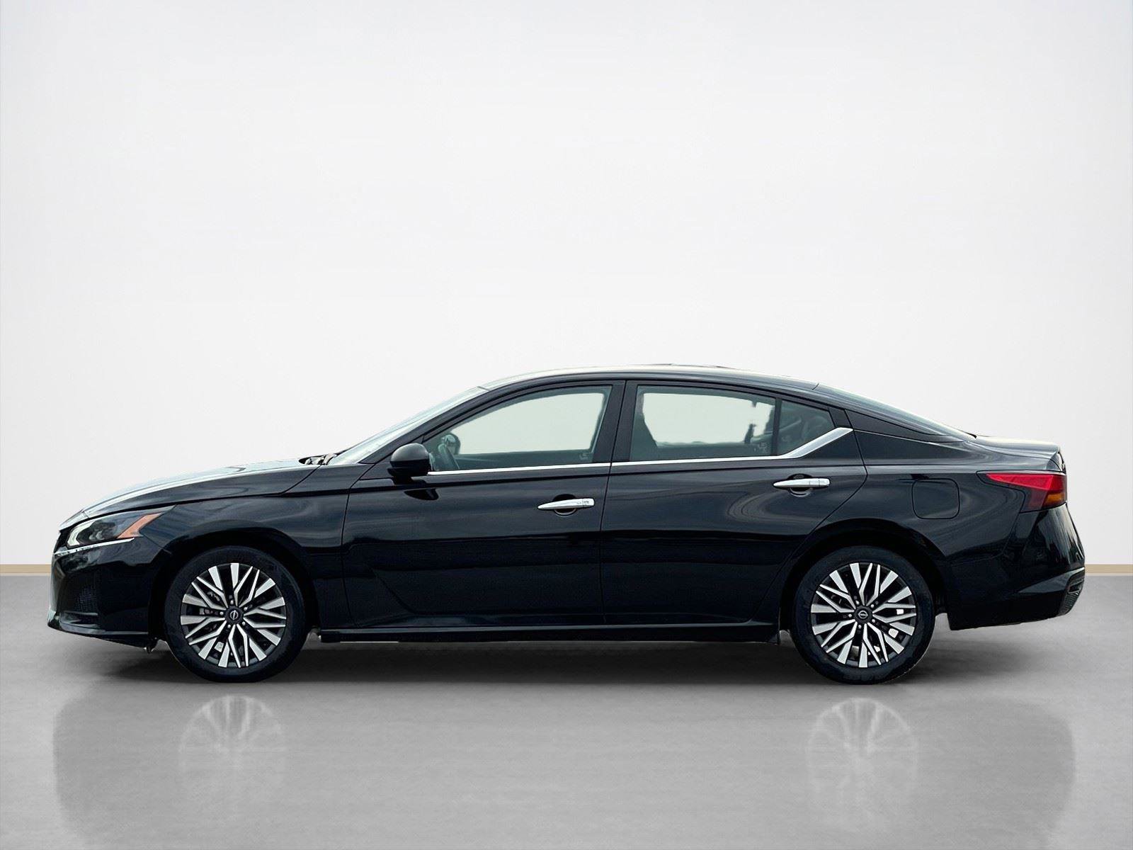 Used 2024 Nissan Altima 2.5 SV FWD image 4