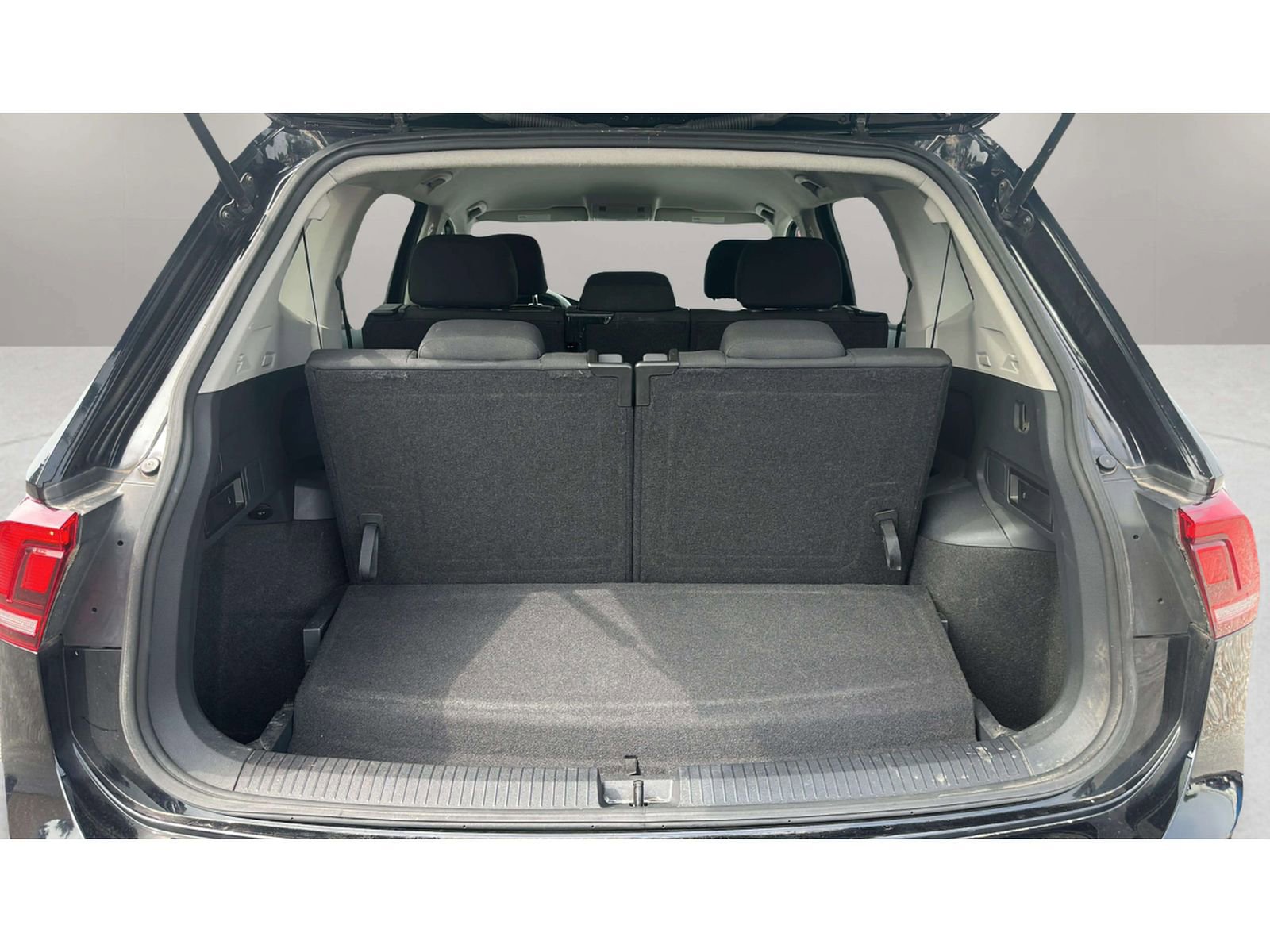 Used 2018 Volkswagen Tiguan S w/ 3rd Row Seat Package AWD/4WD image 19