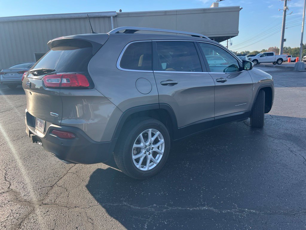 Used 2016 Jeep Cherokee Latitude w/ Comfort/Convenience Group FWD image 3
