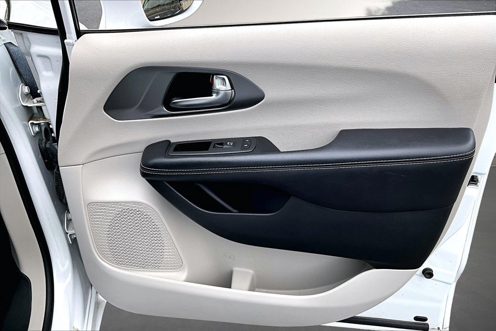 Used 2022 Chrysler Pacifica Touring-L FWD image 29