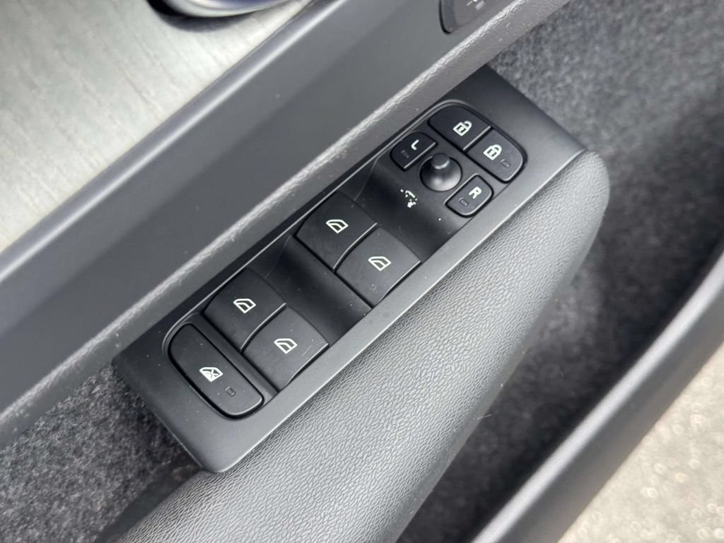 Certified 2023 Volvo XC40 B5 Ultimate w/ Protection Package Premier AWD/4WD image 18