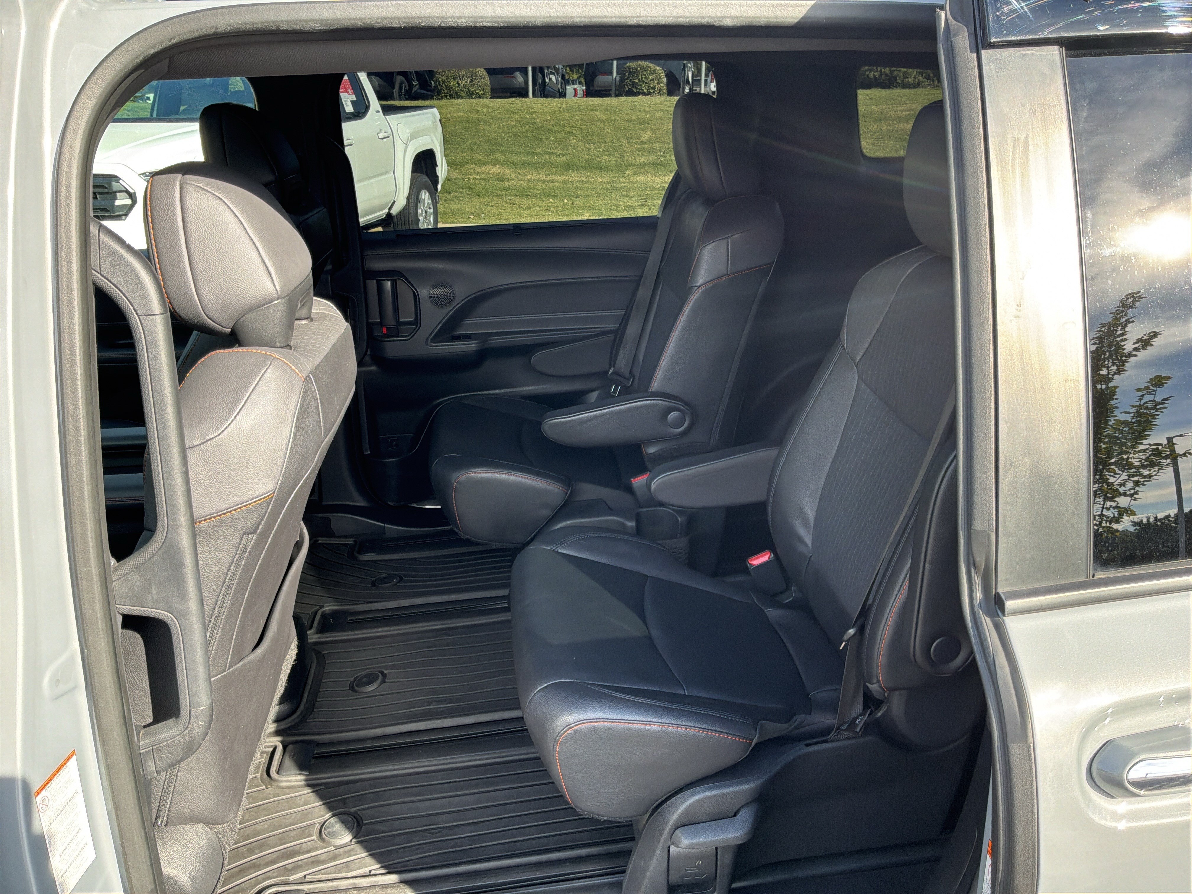 Used 2023 Toyota Sienna XSE FWD image 31