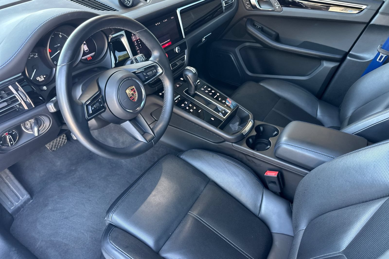 Used 2024 Porsche Macan AWD/4WD image 4