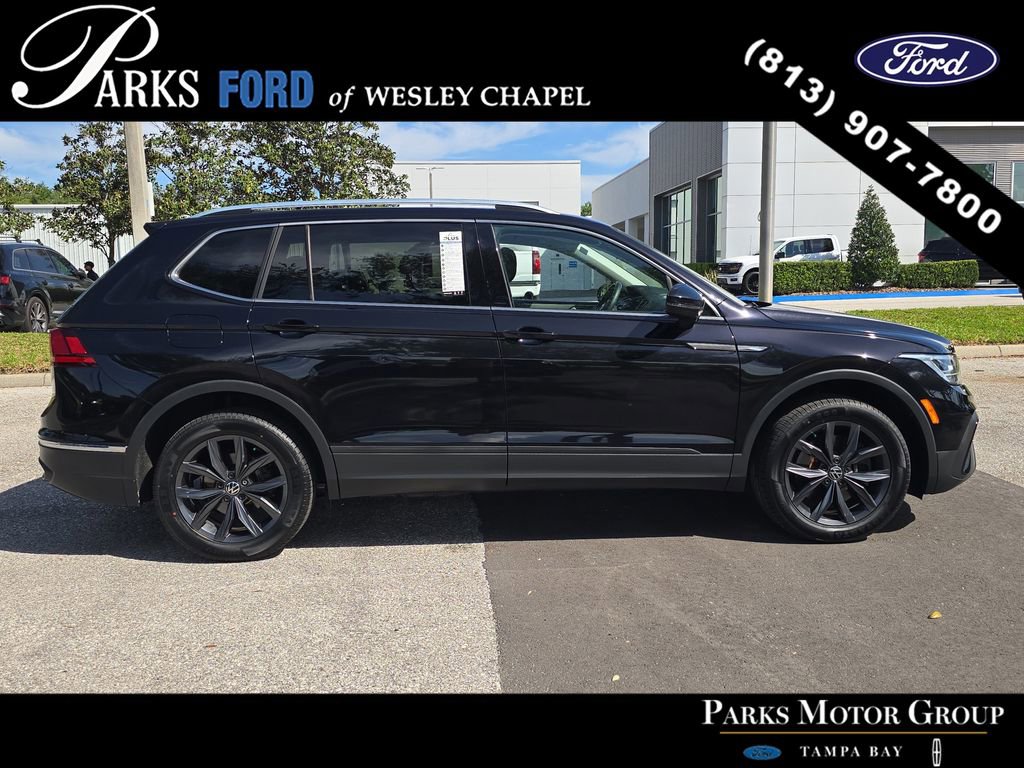 Used 2023 Volkswagen Tiguan SE w/ Panoramic Sunroof Package FWD image 3